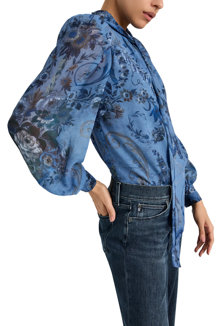 Blouse with puffed sleeves, loose fit, front buttons, printed fabric; front view on model.