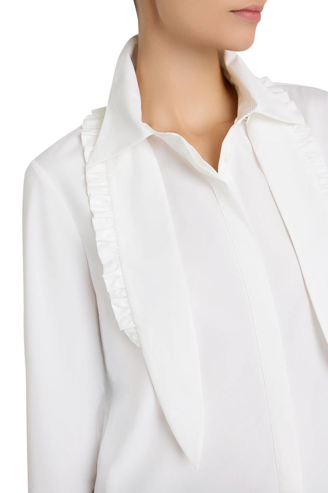 Poplin shirt with neck detail, structured silhouette, crisp fabric, classic collar. Front view on model.