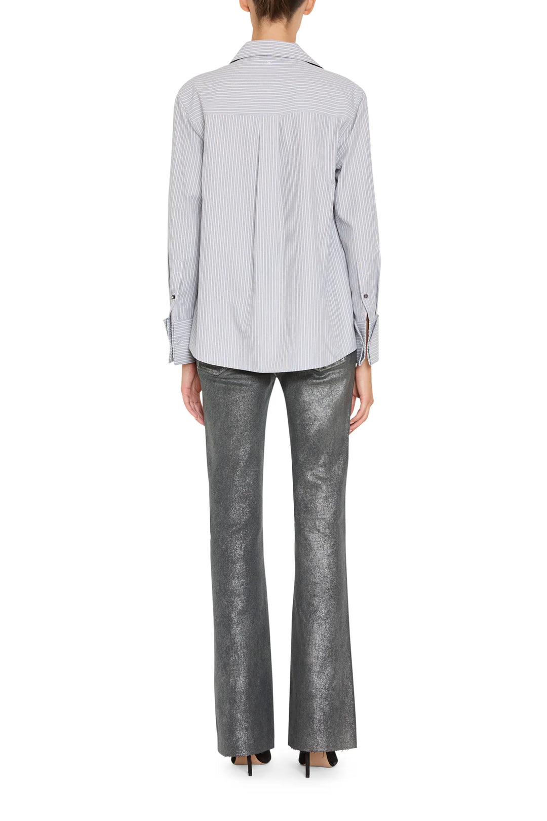 Straight fit, pointed collar button-down with vertical stripes, back yoke. Back view on model.