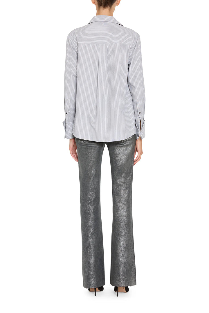 Straight fit, pointed collar button-down with vertical stripes, back yoke. Back view on model.