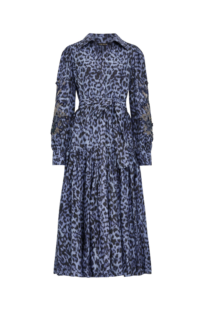 Collared midi dress in printed fabric, tie waist, tiered skirt, removable belt; front view on white.