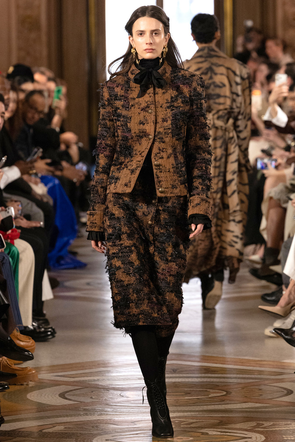 Structured tweed jacket, tailored fit, notched lapels, front buttons; front view on model.