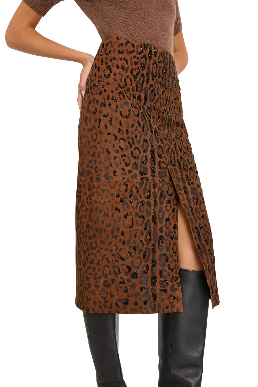 Slim-fit leopard suede skirt with front slit and midi length. Front view on model.