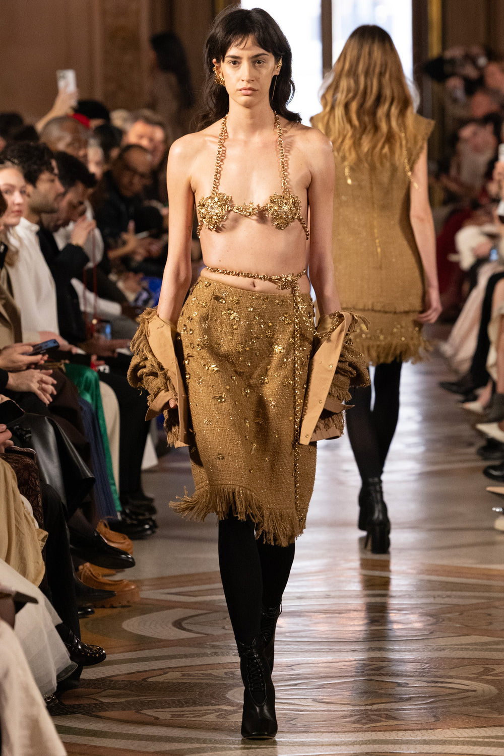 Straight mini skirt in tweed with tailored waistband and subtle slit, structured silhouette; front view on model.