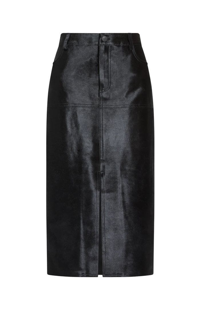 Black, knee-length pencil skirt in leather-look fabric with front seam; sleek, structured silhouette. Front view on white.